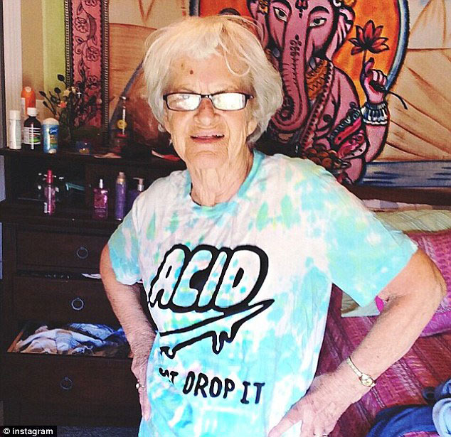 86 Years Old Granny Poses in Swimwear | Funny & Bizarre - Geniusbeauty