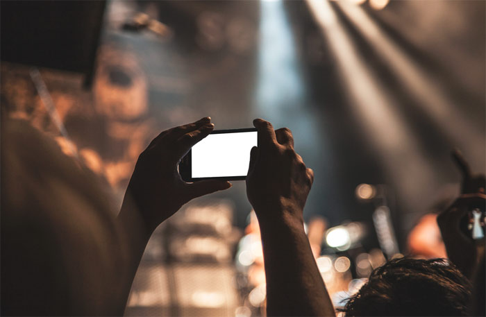 selfie-concert-smartphone-phone-photo-picture-taking