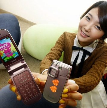 Samsung SPH-W7100: Cell Phone with a Siren