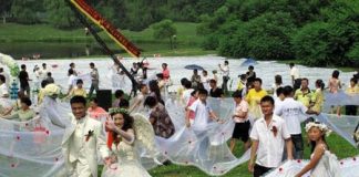 Chinese Bride Was 2.2 km Long When Dressed for the Occasion