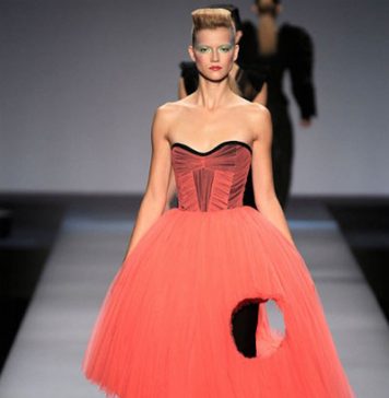 Paris Fashion Week: Viktor & Rolf Spring-Summer 2010 Collection