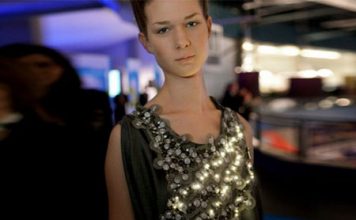 A Dress to Check Your Environment: LED-Powered Climate Dress