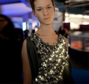 A Dress to Check Your Environment: LED-Powered Climate Dress