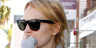 Lindsay Lohan Stole a Necklace