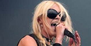 17-Year-Old Taylor Momsen Shows Breast during Performance