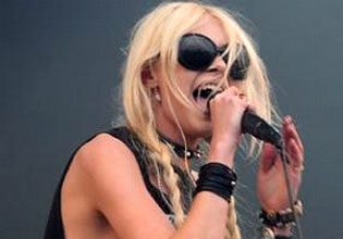 17-Year-Old Taylor Momsen Shows Breast during Performance