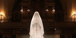 People Throng to See Kate’s Wedding Dress