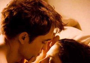 Robert Pattinson and Kristen Stewart Get Married in Breaking Dawn – Video