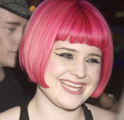 Kelly Osbourne trendy pink hair color