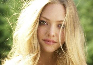 Amanda Seyfried and Dexter Star Desmond Harrington Are Secretly Dating