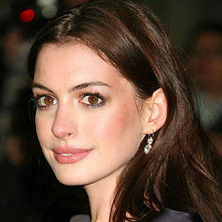 Valentino Garavani Has Designed Anne Hathaway's Wedding Dress