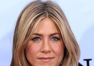 What's Jennifer Aniston's Gift to Fiancé Justin Theroux?