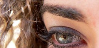 Skin Ages Faster If Women Sleep with Makeup on