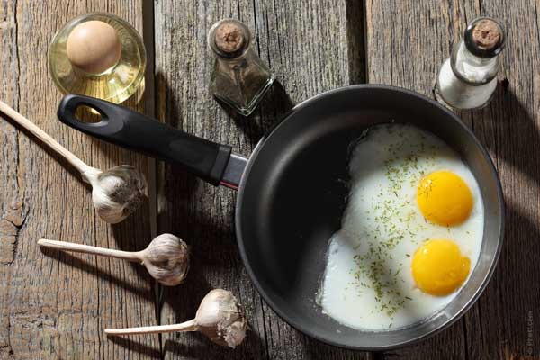 breakfast-food-eggs-pan-kitchen-cooking