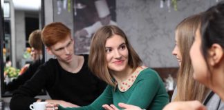 Lots of Friends Mean Bigger Brains