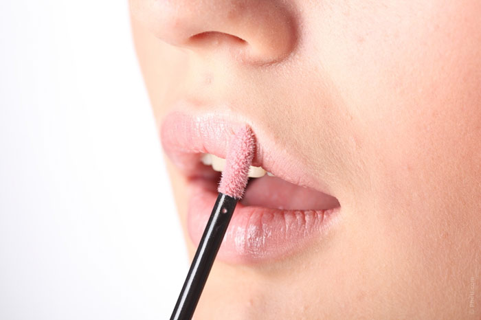 700-makeup-beauty-lips-lipgloss-lipstick-applying-skin-