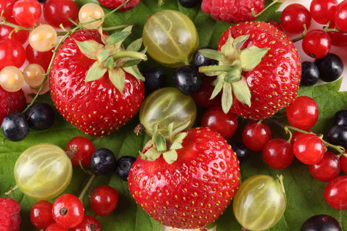 700-snack-food-berries-strawberry-raspberry-eat