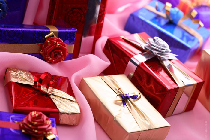 700-gifts-present-