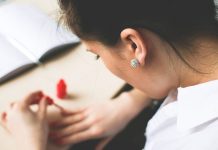 3 Simple Tips on How to Dry Nail Polish Quickly