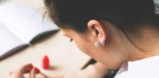 3 Simple Tips on How to Dry Nail Polish Quickly