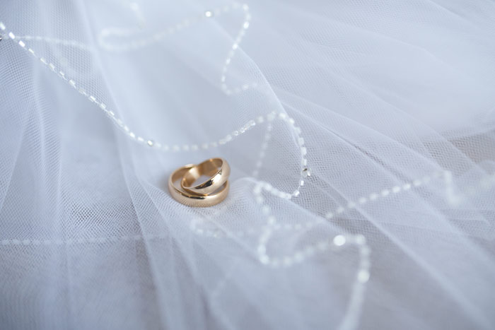 Gold-wedding-rings-decoration