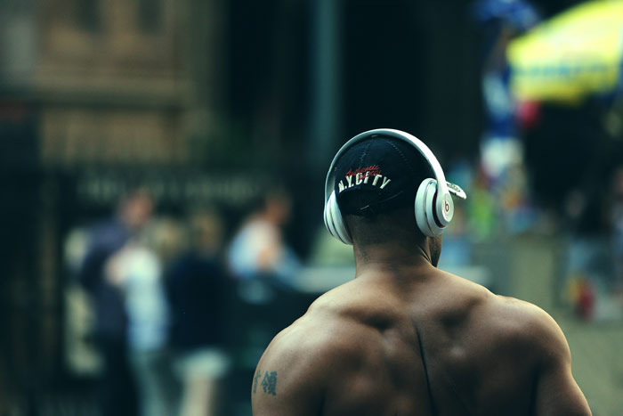 body-muscles-fitness-walk-city-music-listening-New-York-man-back