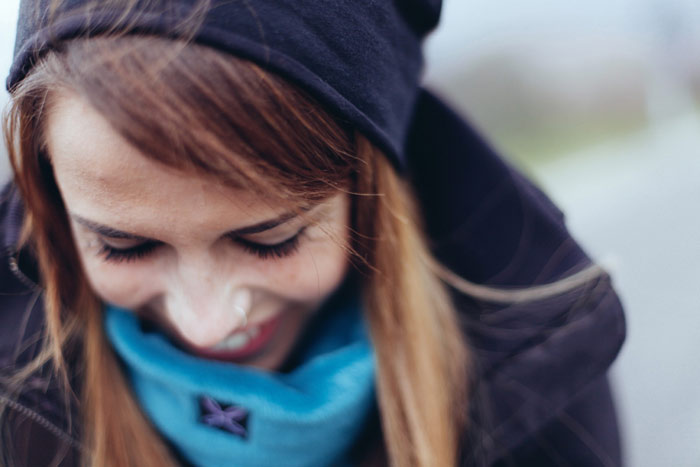 smile-girl-woman-mascara-hat-winter