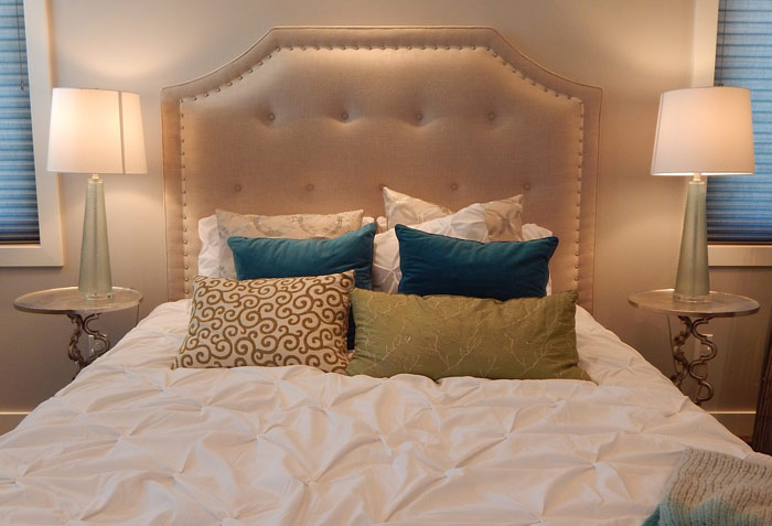 bed-hotel-mattress-sleep-pillow-home