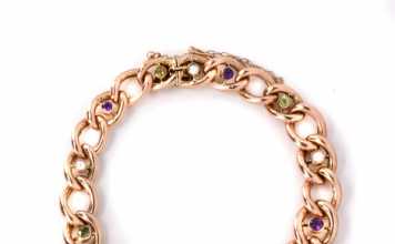 Keeping the Style of Old Alive with Antique Jewelry and Clockwork