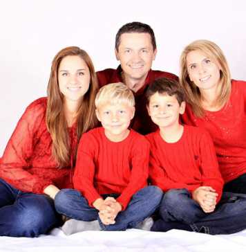 Capture the Brightest Moments of Christmas Eve Creatively: 7 Fabulous Family Portrait Ideas