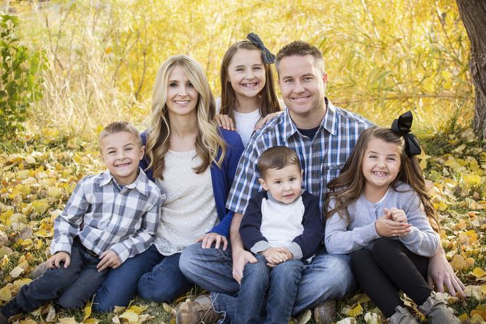 9 Most Helpful Tips to Decide on the Perfect Family Photo Outfits