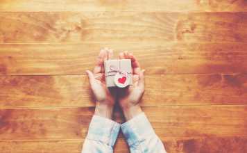 A Year to Remember: 5 Sweet First Anniversary Gifts to Consider