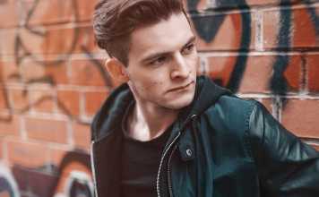 How to Manage Money on a Fashion Model Salary