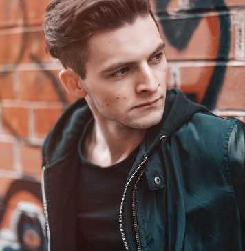 How to Manage Money on a Fashion Model Salary