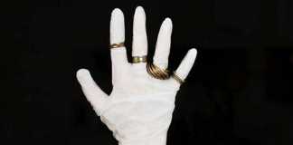 Rings over Gloves Are Trendy Again – But in Another Way